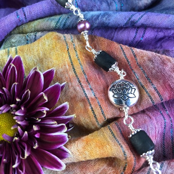 32  3/4" black Tulasi with silver lotus beads and purple pearls - Picture 5 of 11